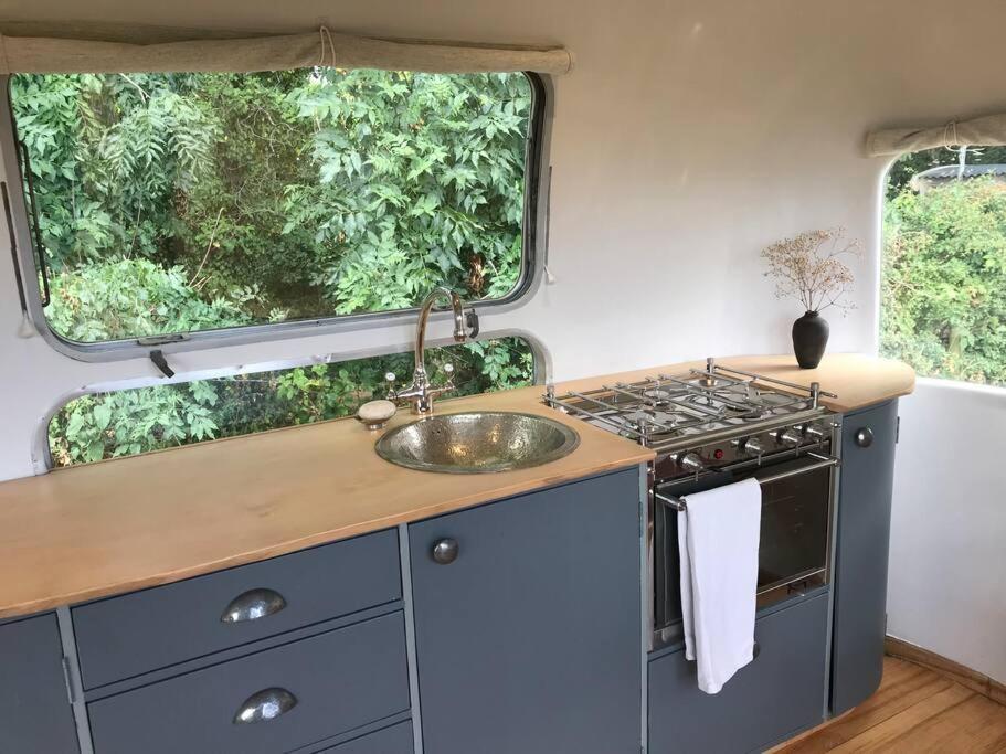 Airstream, Vintage American Caravan & Hottub Ashburton Exterior photo