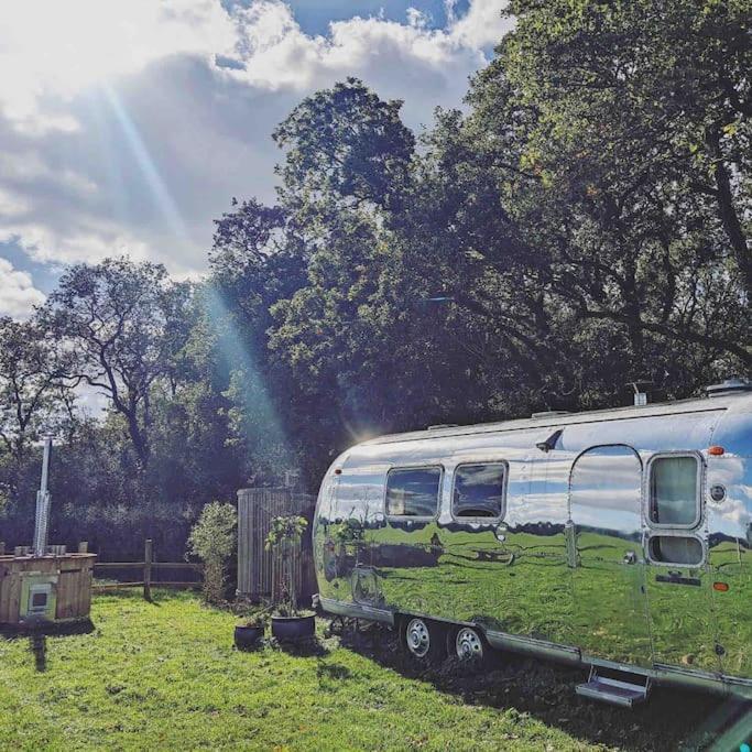 Airstream, Vintage American Caravan & Hottub Ashburton Exterior photo