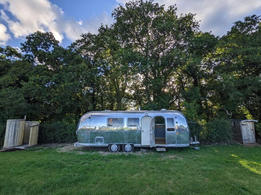 Airstream, Vintage American Caravan & Hottub Ashburton Exterior photo