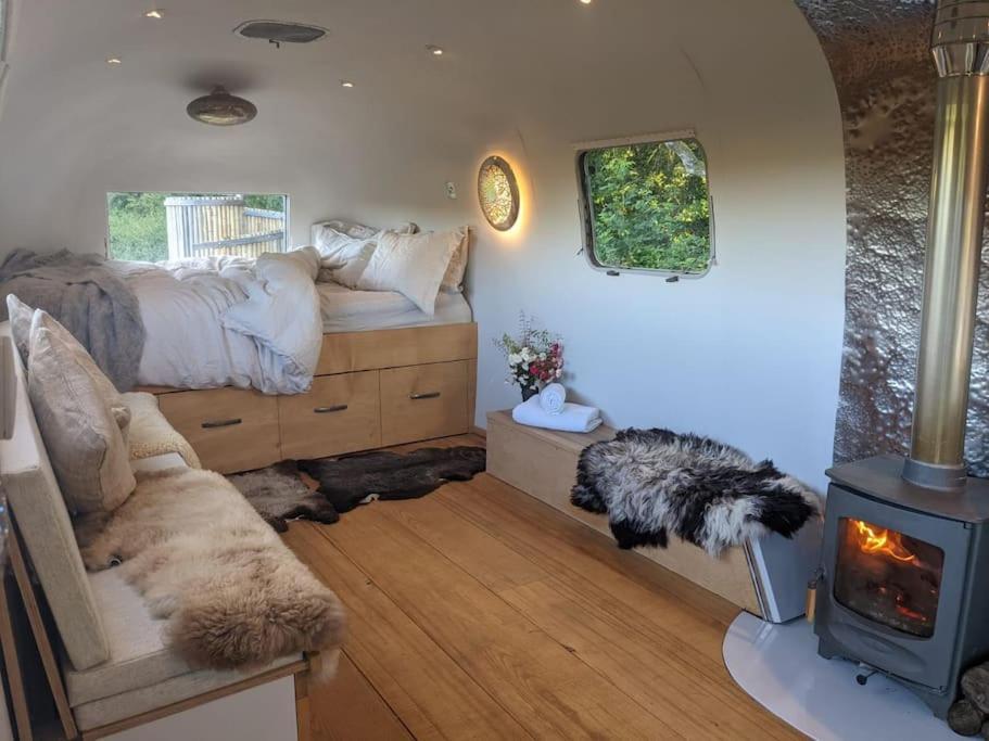 Airstream, Vintage American Caravan & Hottub Ashburton Exterior photo